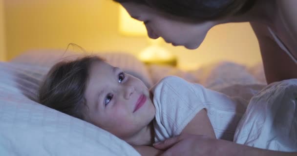 Buenas Noches Madre Hijita Que Duerme Por Noche Dormitorio Luz — Vídeos de Stock