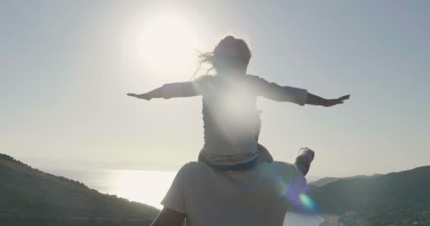 Vue Arrière Père Portant Fille Épaules Contre Vue Panoramique — Video