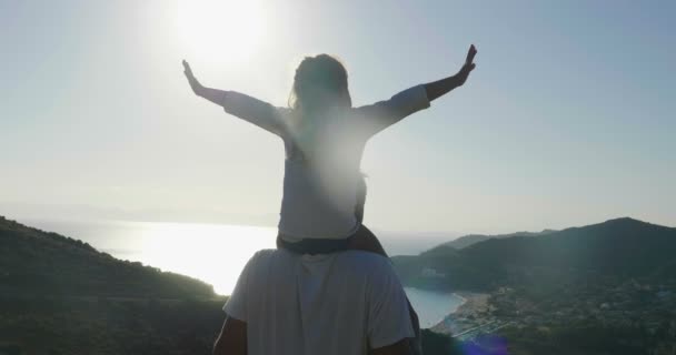 Vue Arrière Père Portant Fille Épaules Contre Vue Panoramique — Video