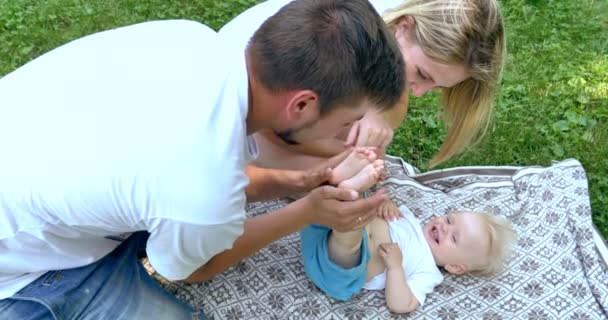 Najlepsze Momenty Życia Miłości Szczęśliwa Młoda Matka Przytula Jej Dziecko — Wideo stockowe