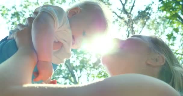 人生最高の瞬間愛する幸せな若い母抱擁彼女の赤ちゃん そして幸福概念の概念 赤ちゃん 赤ちゃん — ストック動画