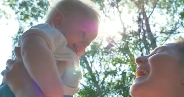 Beste Momenten Uit Het Leven Hugs Een Liefdevolle Gelukkig Jonge — Stockvideo