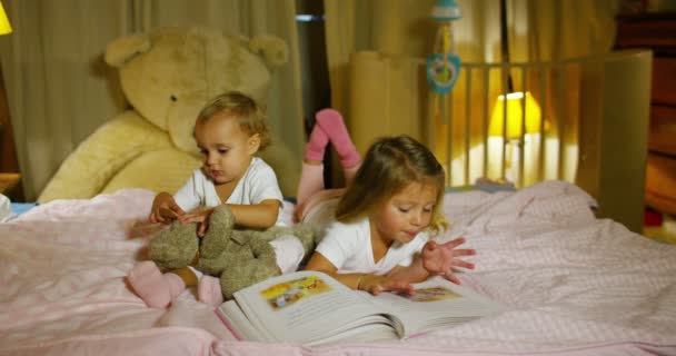 Niñas Alegres Felices Leer Una Historia Libro Niño Feliz Concepto — Vídeo de stock