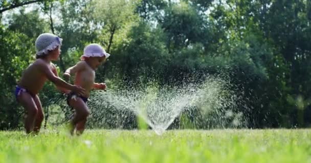 Par Une Journée Chaude Ensoleillée Bébé Joue Avec Eau Profite — Video