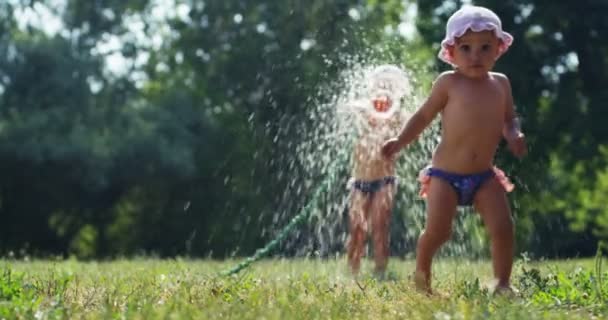 Een Zonnige Warme Dag Een Baby Spelen Met Water Genieten — Stockvideo