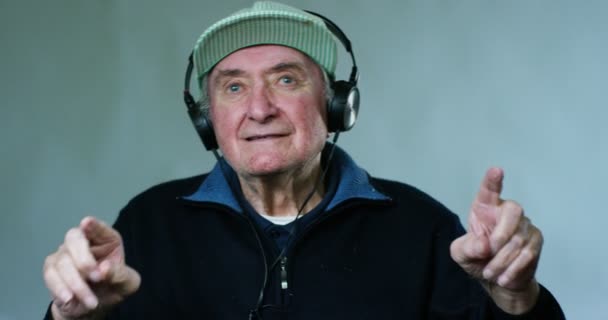 Viejo Tiernamente Pareja Tener Divertido Con Camara Cantar Escuchar Música — Vídeos de Stock