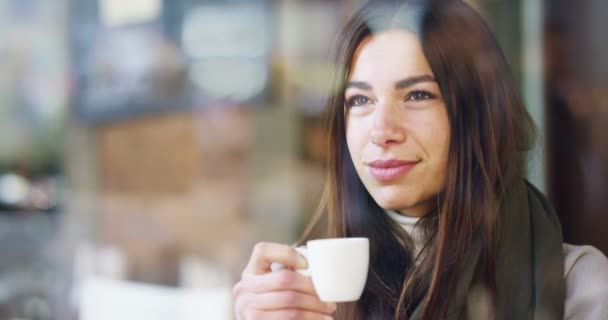 ある朝美しいエレガントな女性は携帯電話で彼女の友人を呼び出し中コーヒー クロワッサンなどの屋外カフェで朝食を食べるし 幸せな笑い コンセプト リラックス コーヒー ビジネス — ストック動画
