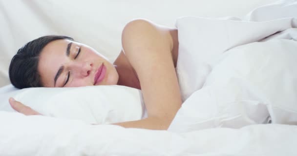Sıcak Bir Yatakta Güzel Bir Genç Kız Için Basit Bir — Stok video
