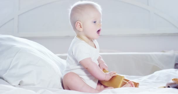 Ein Baby Ein Junge Mit Großen Blauen Augen Und Hellen — Stockvideo