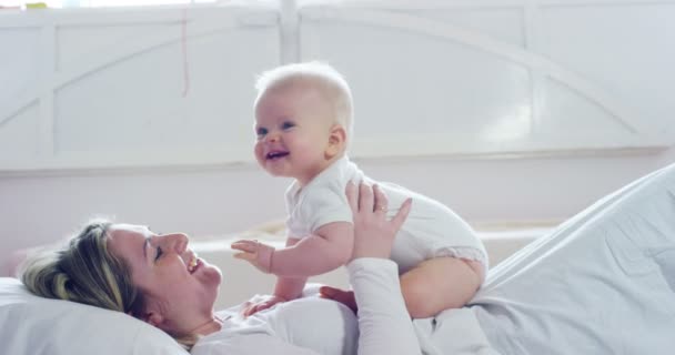 Los Mejores Momentos Vida Una Amorosa Madre Joven Feliz Abraza — Vídeo de stock