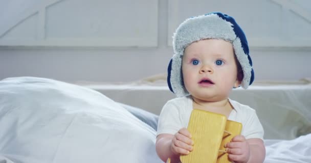 Barn Pojke Med Stora Blå Ögon Och Ljust Hår Sitter — Stockvideo