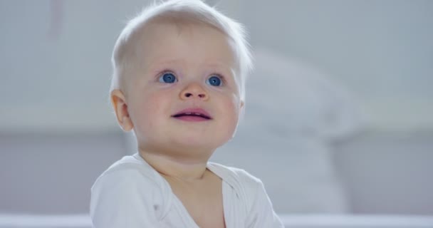 Bebé Niño Con Grandes Ojos Azules Pelo Color Claro Sienta — Vídeo de stock