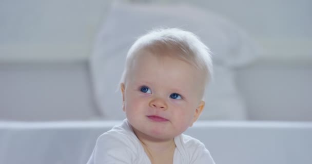 Bebé Niño Con Grandes Ojos Azules Pelo Color Claro Sienta — Vídeo de stock