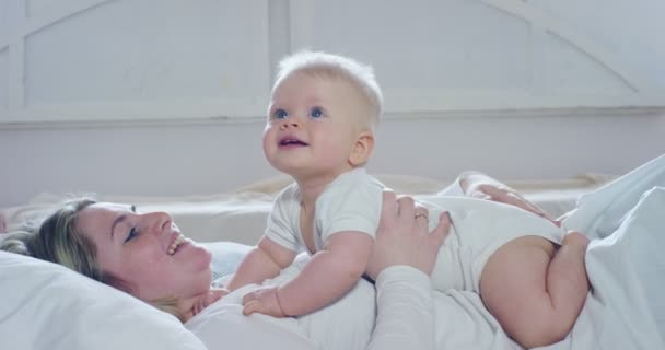 Найкращі Миті Життя Любляча Щаслива Молода Мати Обіймає Сина Медсестру — стокове відео