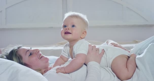 Los Mejores Momentos Vida Una Amorosa Madre Joven Feliz Abraza — Vídeo de stock