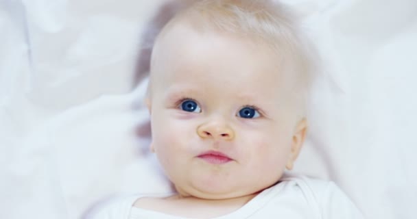 Bir Bebek Büyük Mavi Gözleri Açık Renk Saçlı Bir Çocuk — Stok video