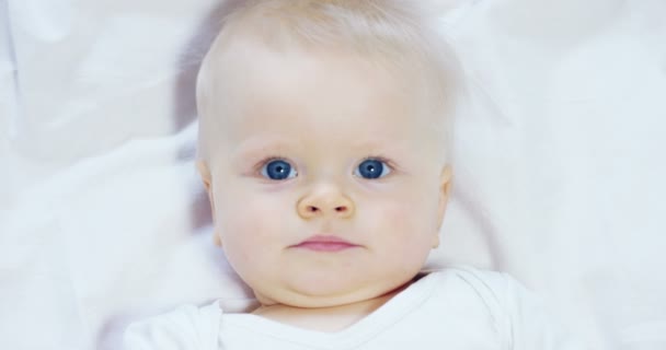 Ein Baby Ein Junge Mit Großen Blauen Augen Und Hellen — Stockvideo