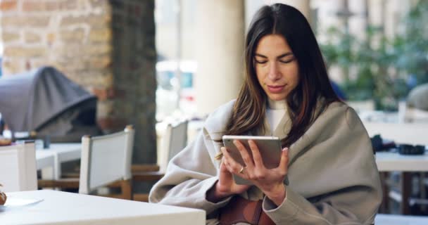 Una Mañana Una Hermosa Mujer Elegante Desayuna Cafetería Aire Libre — Vídeos de Stock