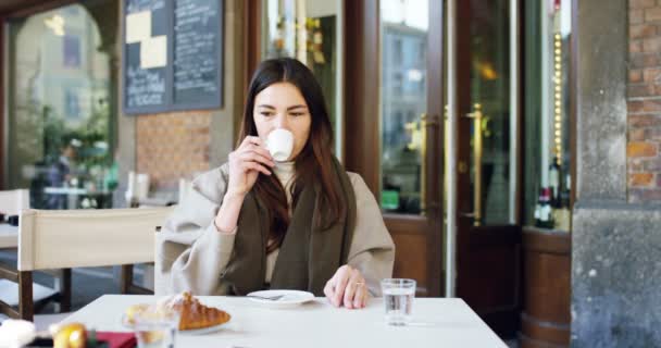 One Morning Beautiful Elegant Woman Eats Breakfast Outdoor Cafe Coffee — стоковое видео