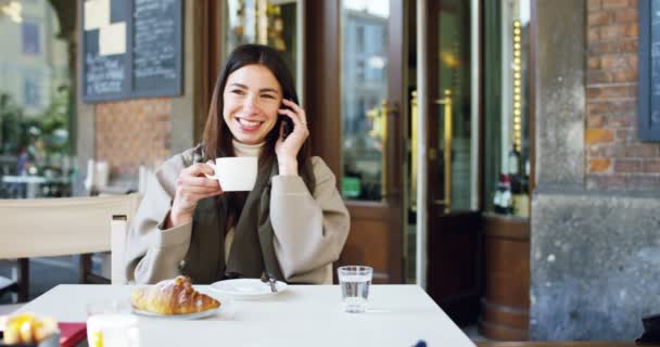 Eines Morgens Frühstückt Eine Schöne Elegante Frau Café Mit Kaffee — Stockvideo