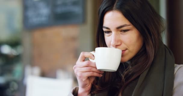 Eines Morgens Frühstückt Eine Schöne Elegante Frau Café Mit Kaffee — Stockvideo