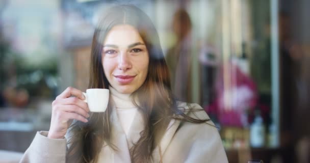 ある朝美しいエレガントな女性は携帯電話で彼女の友人を呼び出し中コーヒー クロワッサンなどの屋外カフェで朝食を食べるし 幸せな笑い コンセプト リラックス コーヒー ビジネス — ストック動画