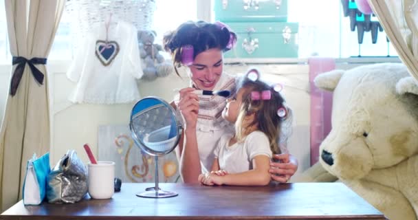 Casa Quarto Mãe Filha Brincam Colocam Maquiagem Penteando Cabelo Juntos — Vídeo de Stock