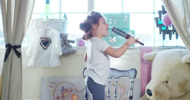Прелестная Маленькая Девочка Своей Спальне Поет Обнимает Концепция Счастья Детства — стоковое видео