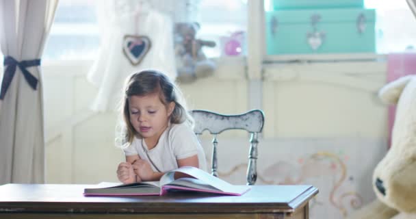 Adorable Niña Dormitorio Leer Libro Concepto Niños Pequeños Felicidad Infancia — Vídeos de Stock