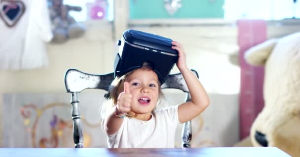 Прелестная Маленькая Девочка Своей Спальне Играет Виртуальной Реальностью Концепция Виртуальной — стоковое видео