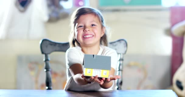 Schattig Meisje Haar Slaapkamer Spelen Met Een Huisje Concept Van — Stockvideo