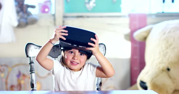 Adorável Menina Seu Quarto Jogar Com Uma Realidade Virtual Conceito — Vídeo de Stock