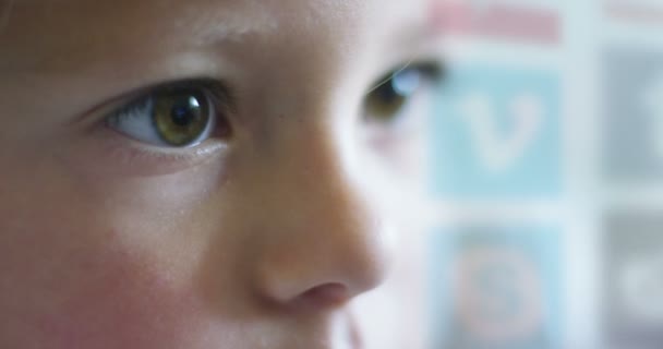 Ojos Macro Del Niño Mientras Utiliza Una Tableta Smartphone Futuro — Vídeo de stock