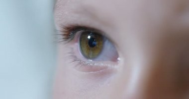 bir tablet, smartphone.the gelecek web teknoloji ve video teknolojisi kavramının kullanırken çocuğun gözleri makro. bağlantıları ve web ile çocukların gelecekle. Enterne muhafaza.