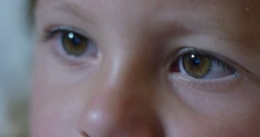 bir tablet, smartphone.the gelecek web teknoloji ve video teknolojisi kavramının kullanırken çocuğun gözleri makro. bağlantıları ve web ile çocukların gelecekle. Enterne muhafaza.