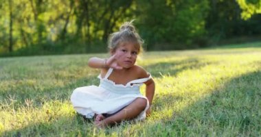 çok güzel iki yıl eski küçük kameraya bakıyor ve hayat dolu bir atmosfer ile gülümse. saf su kavramı. Sağlık yaşam ve mutlu çocuklar laughting