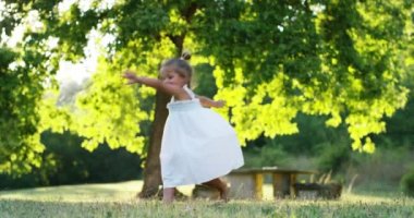 çok güzel iki yıl eski küçük kameraya bakıyor ve hayat dolu bir atmosfer ile gülümse. saf su kavramı. Sağlık yaşam ve mutlu çocuklar laughting