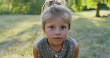 küçük bir kız doğa günbatımı mutlu küçük kız ağaca yakın çalıştırmak bir vintage çim giymiş. doğa ile bağlantı ve yeşil dünya, doğanın ve sürdürülebilirlik kavramı.