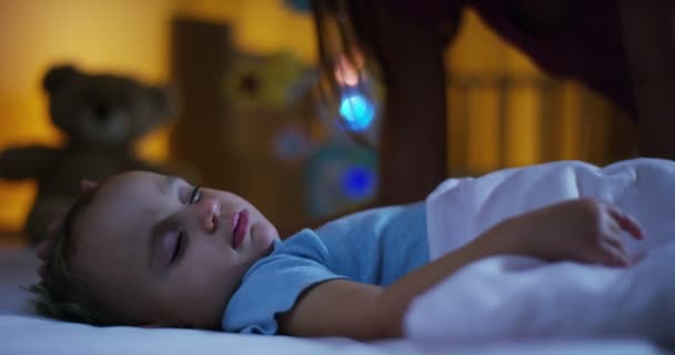 Nette Mutter Gibt Ihrem Baby Vor Dem Schlafen Einen Vorderen — Stockvideo