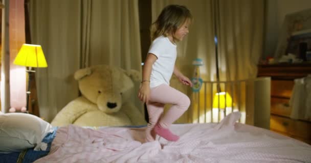 Alegre Feliz Niña Saltando Cama Sus Padres Para Jugar Niño — Vídeo de stock