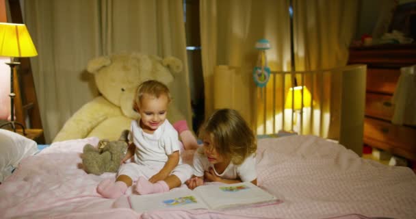 Веселі Щасливі Маленькі Дівчата Читають Історію Книзі Щаслива Дитина Концепція — стокове відео
