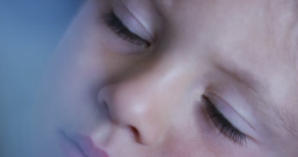 Глаза Макро Ребенка Использовании Планшета Smartphone Будущее Веб Технологий Видео — стоковое видео