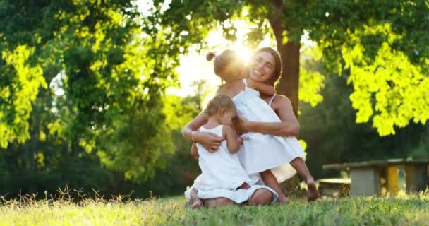 Mãe Menina Brincando Alegremente Natureza Mãe Leva Bebê Seus Braços — Vídeo de Stock