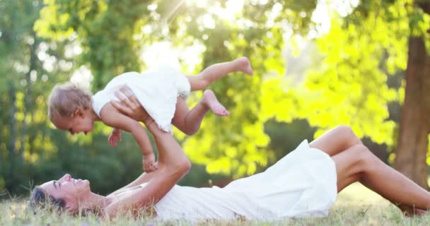 Mãe Menina Brincando Alegremente Natureza Mãe Leva Bebê Seus Braços — Vídeo de Stock