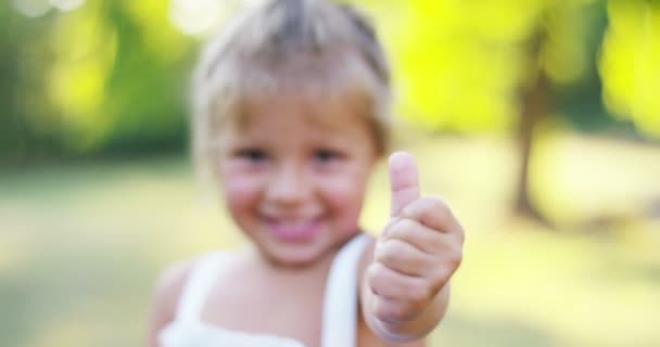 Bambina Guarda Macchina Fotografica Sorride Con Pollici Felicità Dei Bambini — Video Stock