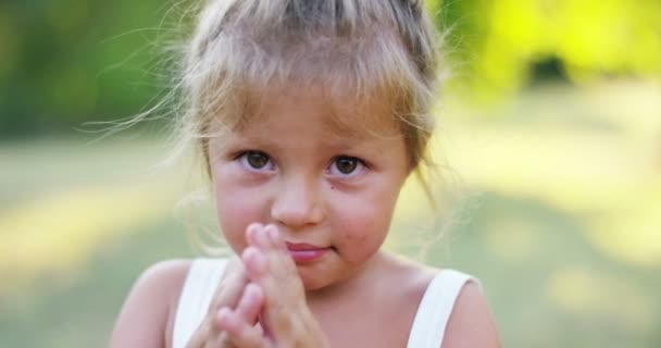 Nahaufnahme Video Von Niedlichen Kleinen Mädchen Gesicht Kind Schaut Die — Stockvideo