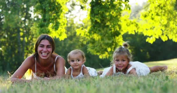 Mamma Och Lilla Flicka Som Leker Gärna Naturen Mor Tar — Stockvideo