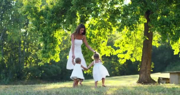 Mujer Levanta Alto Adorable Bebé Comienza Darle Vuelta Sonriente Felicidad — Vídeo de stock