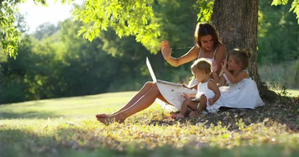 Mamá Niña Jugando Felizmente Naturaleza Madre Toma Bebé Sus Brazos — Vídeos de Stock