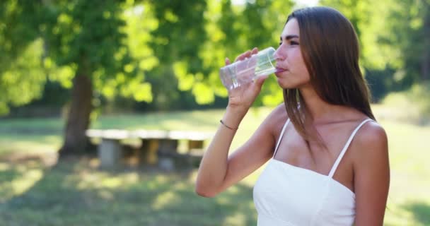 Wanita Muda Minum Saat Matahari Terbenam Dunia Hijau Secangkir Air — Stok Video